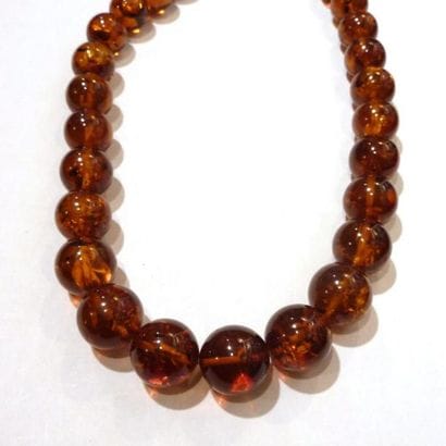 COLLIER composé de boules d'ambre en chute...