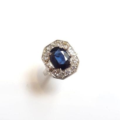 BAGUE en or gris 18k (750/°°), ornée d'un...