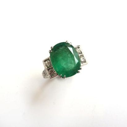 BAGUE en or gris 18k (750/°°), ornée d'une...