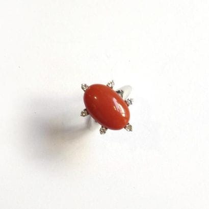 BAGUE en or gris 18k (750/°°), ornée d'un...