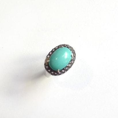 BAGUE en or gris 18k (750/°°), ornée d'une...