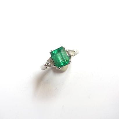 BAGUE en or gris 18k (750/°°), ornée d'une...