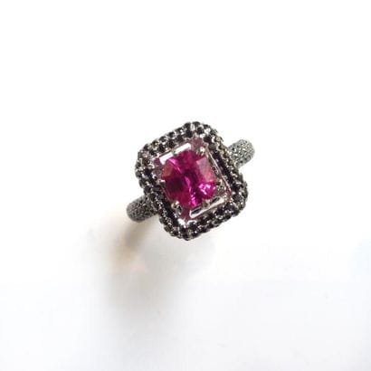 BAGUE en or gris 18k (750/°°), ornée d'une...