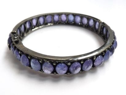 BRACELET jonc rigide ouvrant en argent patiné...