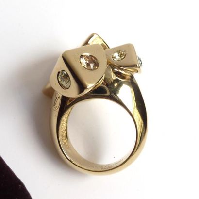 LOUIS VUITTON. Bague en métal doré, sertie...
