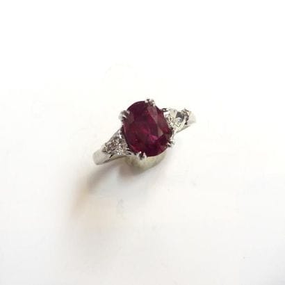 BAGUE en or gris 18k (750/°°), ornée d'un...