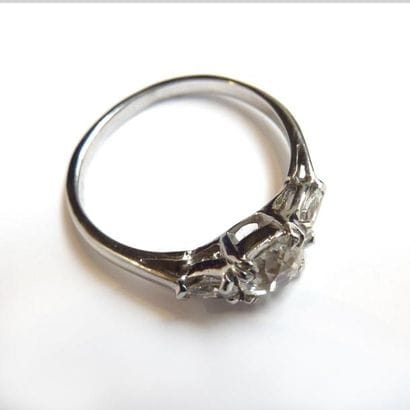BAGUE solitaire en or gris 18k (750/°°),...