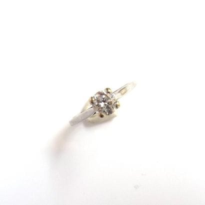 BAGUE en or 18K (750°/°°) sertie d'un diamant...