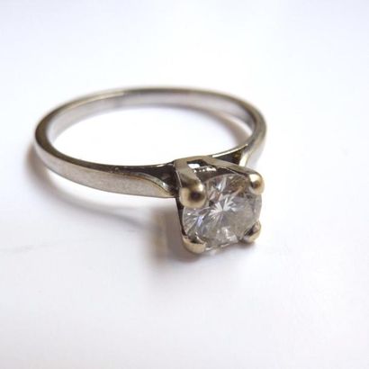 BAGUE en or 18K (750°/°°) sertie d'un diamant...