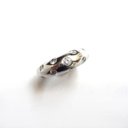 BAGUE jonc en or gris 18k (750/°°), incrustée...