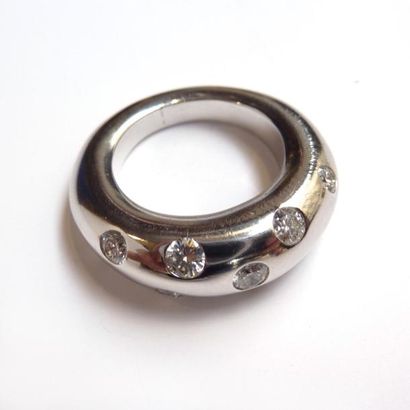 BAGUE jonc en or gris 18k (750/°°), incrustée...
