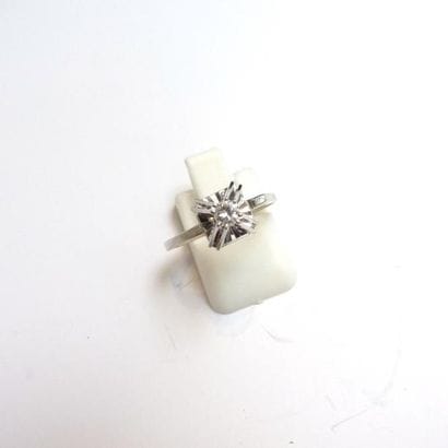 BAGUE en or blanc 18K (750°/°°) de forme...
