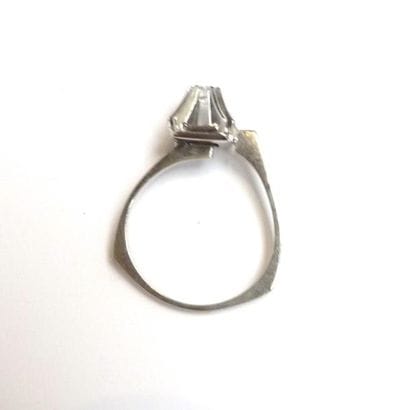 BAGUE en or blanc 18K (750°/°°) de forme...