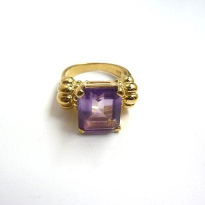 BAGUE en vermeil (925/°°) ornée d'une améthyste...