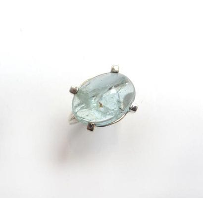 BAGUE en argent (925/°°) ornée d'un cabochon...