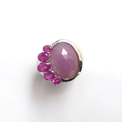 BAGUE en argent (925/°°) ornée de rubis....