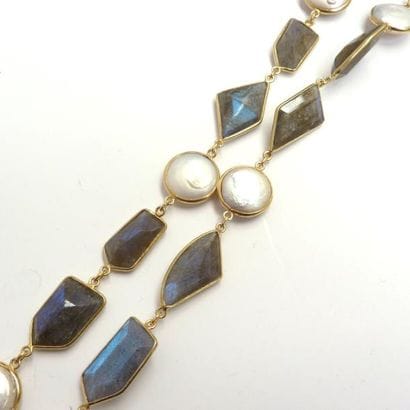 SAUTOIR en vermeil (925/°°), orné de labradorites...