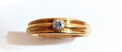 BAGUE en or jaune 18K (750/°°) au corps godronnée,...