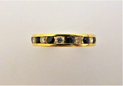 DEMI-ALLIANCE en or jaune 18K (750/°°) sertie...