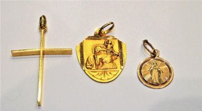 LOT DE 3 PENDENTIFS en jaune 18K (750/°°),...