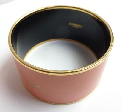 HERMES. Bracelet en métal doré et émail couleur...