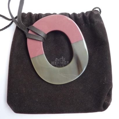 HERMES. Collier avec pendentif en laque et...