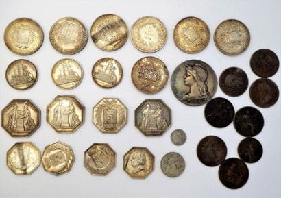 Lot de PIECES et JETONS en argent ainsi que...