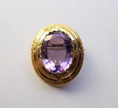 BROCHE en or 18k (750/°°) ornée d’une importante...