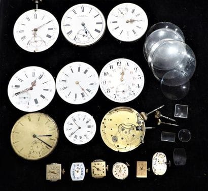 Lot de 15 MONTRES , uniquement mécanismes,...