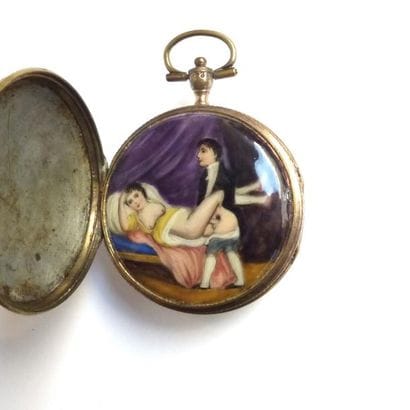 MONTRE érotique. Boitier en laiton décoré,...