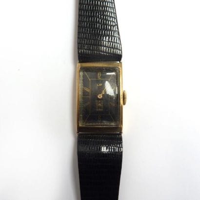 LIP. MONTRE d'homme rectangulaire, en or...