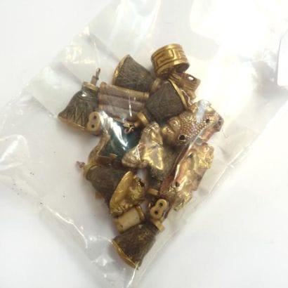 ENSEMBLE composé de 20 éléments de collier...