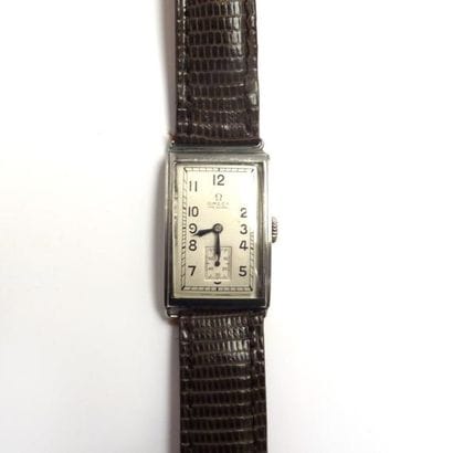 OMEGA. MONTRE rectangulaire, années 1930....