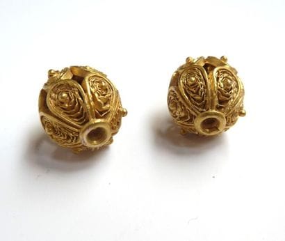 LOT de 2 perles ovales ajourées à décor filigranné,...
