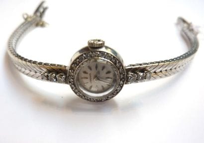 LONGINES. Montre bracelet de dame en or blanc...