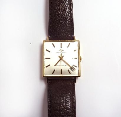 MOVADO. MONTRE d'homme carrée, en or jaune...