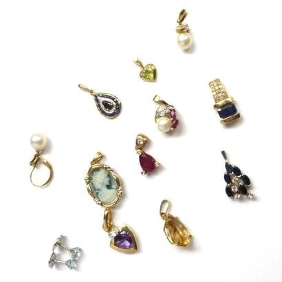 Lot de DIX PENDENTIFS monture or 18K (750°/°°)...