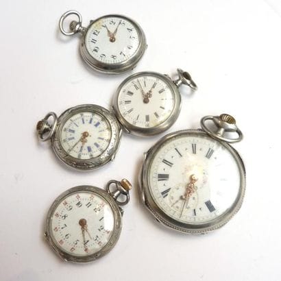 LOT de quatre montres de col et une montre...
