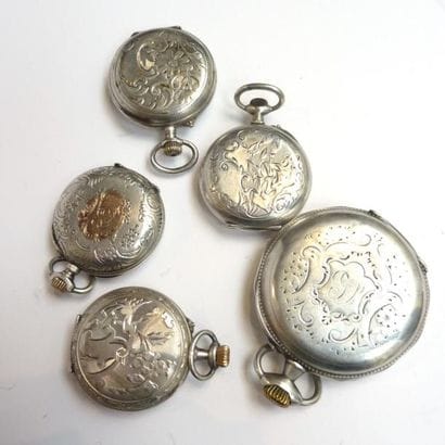 LOT de quatre montres de col et une montre...