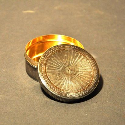 Boîte ronde en argent guilloché, intérieur...