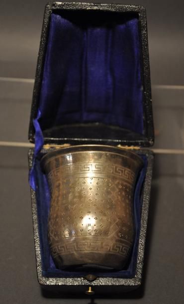 Timbale en argent 925°/°° ornée d'un bandeua...