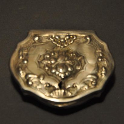 Tabatière en argent de forme rocaille à décor...