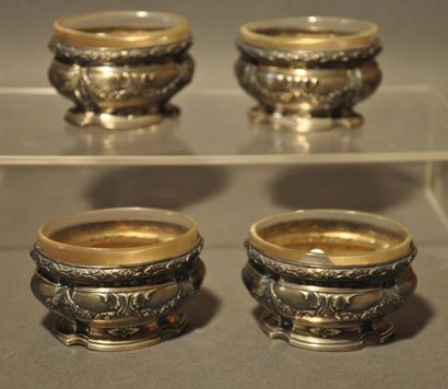 Ensemble de quatre salerons, monture en argent...