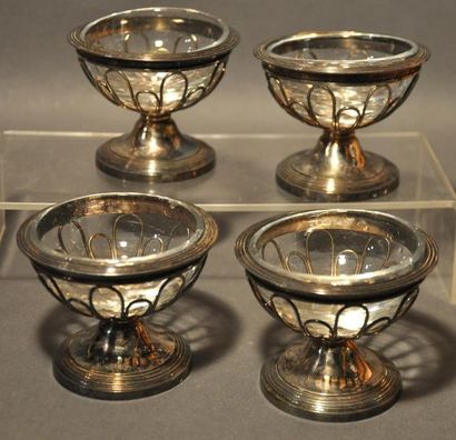 Ensemble de quatre salerons, monture en argent...