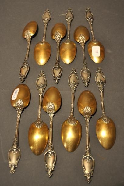 Douze petites cuillers en argent et vermeil...