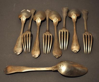 Quatre couverts et une cuiller en argent...