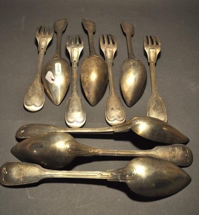 Quatre couverts et deux cuillers en argent...