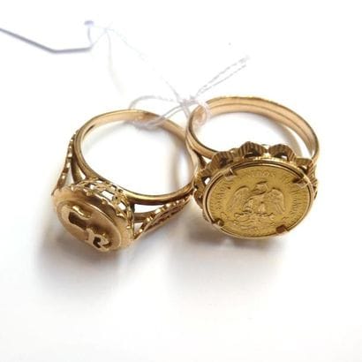 Lot de DEUX BAGUES en or jaune 18K (750°/°°),...