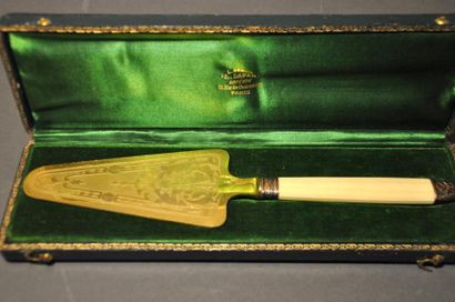 Pelle à tarte, la spatule en métal doré gravée...