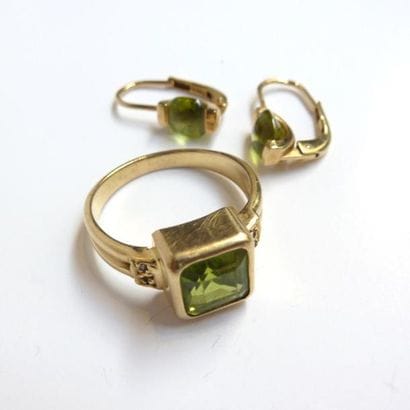 PARURE comprenant une bague et une paire...